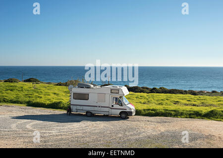 Caravane sur la plage en face de l'océan à Sagres, Portugal Banque D'Images