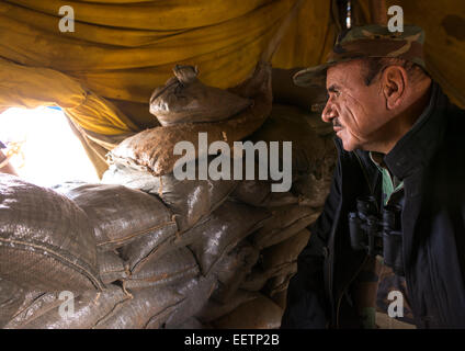 Général kurde dans un abri sur la ligne de front, Duhok, Irak, Kurdistan Banque D'Images