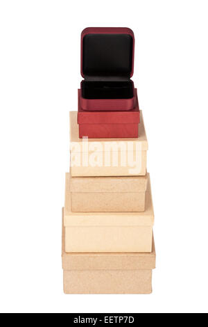 Tower fabriqués à partir de boîtes en carton avec une boîte de bijoux sur le haut isolé sur fond blanc Banque D'Images