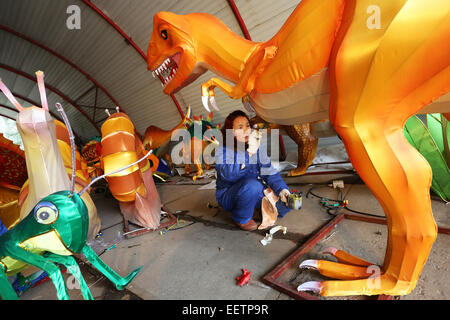 ARNHEM- Environ 10 spécialistes provenant de Chine travaillent mercredi 21-1-2015 dans les coulisses du Zoo Burger à Arnhem sur un impressionnant spectacle de lumière, qui commence le 7 février. Zoo Burger organise jusqu'au 1er mars 18:00 à 21:00 heures ce qu'on appelle la lumière de la Chine, de l'événement avec plus de 100 personnages de lumière partout dans le parc, composé de plusieurs milliers d'ornements. Chef-d'œuvre est un dragon de 40 mètres de long et 6 mètres de haut. Jusqu'au 7 février, les ingénieurs chinois sont très occupés, parce qu'une partie de chiffres doivent être restaurés. À l'exception de la Chine, les chiffres de conte expositions lumière illuminé Banque D'Images