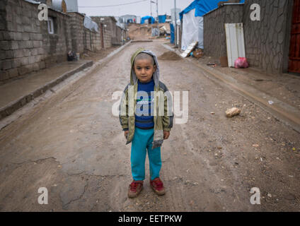 Enfant dans le camp de réfugiés syriens de Domiz, Erbil, Irak, Kurdistan Banque D'Images