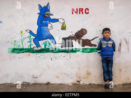 Enfant dans le camp de réfugiés syriens de Domiz, Erbil, Irak, Kurdistan Banque D'Images