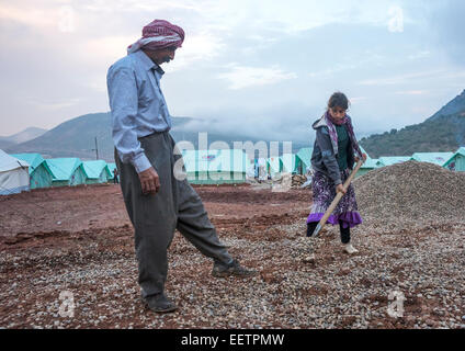 Yezedi réfugiés déplacés de Sinjar Prendre une nouvelle route dans un camp, Lalesh Temple, Kurdistan, Iraq Banque D'Images