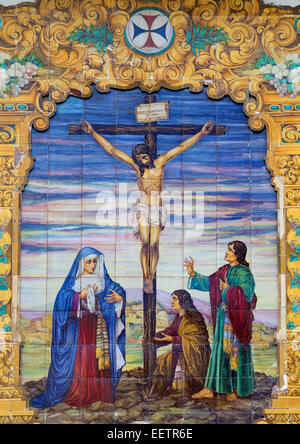 Séville, ESPAGNE - 29 octobre 2014 : La Crucifixion en céramique sur la façade de l'église Basilique del Maria Auxiliadora. Banque D'Images