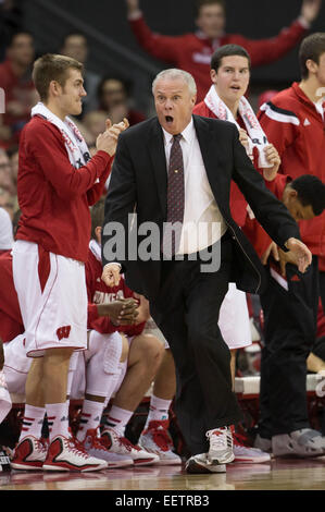 20 janvier 2015 : Wisconsin coach Bo Ryan réagit après un appel au cours du jeu de basket-ball de NCAA entre le Wisconsin et l'Iowa Hawkeyes Blaireau au Kohl Center à Madison, WI. Wisconsin Iowa défait 82-50. John Fisher/CSM Banque D'Images