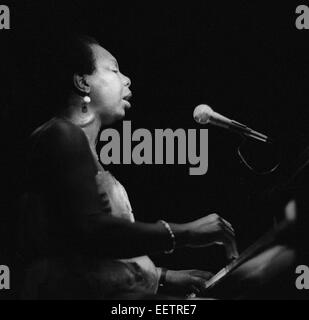 Nina Simone chante dans Ronnie Scott club 1983 Banque D'Images