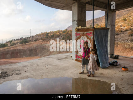 Les réfugiés de Yazidis, Sinjar vivant dans un bâtiment en construction, Duhok, Kurdistan, Iraq Banque D'Images