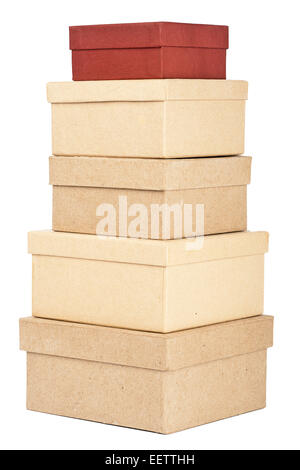 Tower fabriqués à partir de boîtes de carton isolé sur fond blanc Banque D'Images