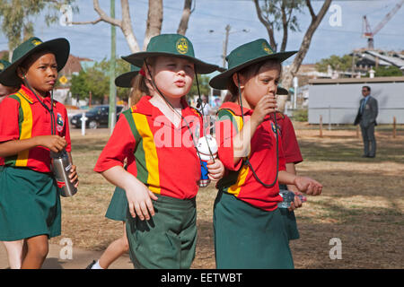 Les petites filles vêtues de l'uniforme scolaire à Mount Isa, pays du Golfe, région du Queensland, Australie Banque D'Images