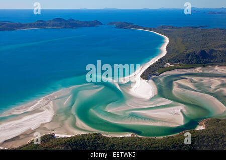 Plages de sable blanc et l'eau bleu turquoise de Whitehaven Beach sur l'île de Whitsunday dans la mer de Corail, Queensland, Australie Banque D'Images