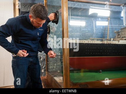 New York, USA. 21 janvier, 2015. Un 1/45 ème maquette du Queen Mary est prêt à être déplacé de South Street Seaport Museum de New York, le mercredi 21 janvier 2015. Le modèle Bassett-Lowke, initialement ornant la ligne Cunard billetterie est prêté à la reine Marie elle-même, maintenant un musée situé à Long Beach, CA. Le modèle est taillée d'un seul journal en acajou, plus de 20 pieds de long et décoré avec des détails sculptés à la main. La Reine Mary consacrera un modèle réduit de navire galerie où la miniature sera la pièce maîtresse. Crédit : Richard Levine/Alamy Live News Banque D'Images