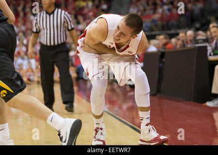 20 janvier 2015 : Wisconsin Badgers guard Josh Gasser # 21 retient son bras gauche et l'épaule au cours de la jeu de basket-ball de NCAA entre le Wisconsin et l'Iowa Hawkeyes Blaireau au Kohl Center à Madison, WI. Wisconsin Iowa défait 82-50. John Fisher/CSM Banque D'Images