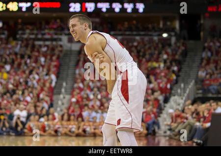 20 janvier 2015 : Wisconsin Badgers guard Josh Gasser # 21 a quitté le match avec une blessure mais n'revenir peu de temps plus tard au cours de la jeu de basket-ball de NCAA entre le Wisconsin et l'Iowa Hawkeyes Blaireau au Kohl Center à Madison, WI. Wisconsin Iowa défait 82-50. John Fisher/CSM Banque D'Images