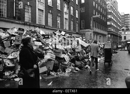 Grève des ordures à gauche des piles de déchets et ordures dans les rues du centre de Londres au cours de l'hiver 1979 de mécontentement UK Banque D'Images