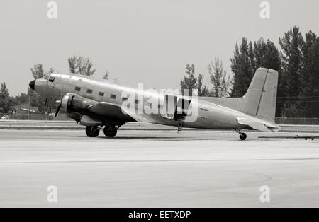 Avion à turbopropulseurs Vintage garée sur le terrain Douglas DC-3 Banque D'Images