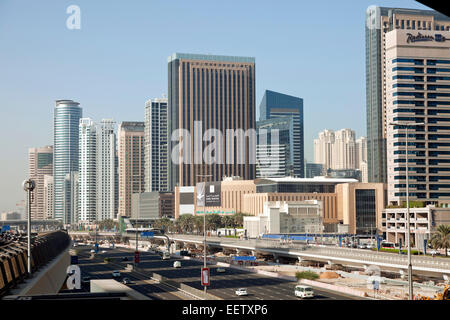 Sheikh Zayed Road et de gratte-ciel de Dubaï, Émirats arabes unis, en Asie Banque D'Images