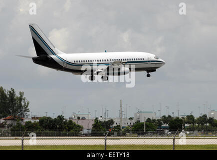 Avion à réaction Boeing 737 moments avant l'atterrissage Banque D'Images