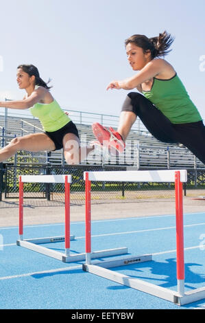 Deux obstacles saut femmes Banque D'Images