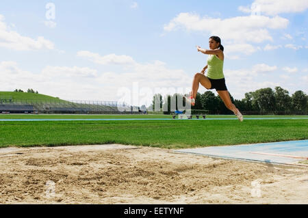 Femme long jump Banque D'Images