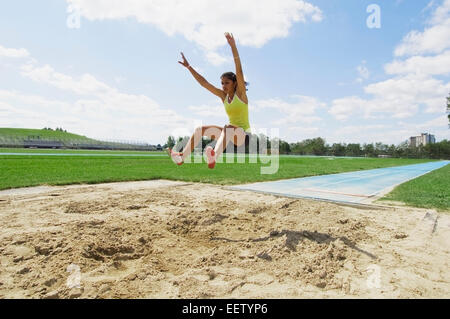 Femme long jump Banque D'Images