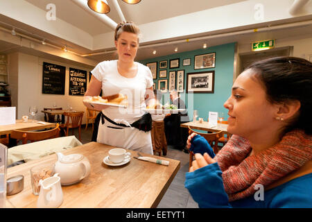 Un Fitzbillies waitress, pâtisserie, Angleterre Cambridge UK Banque D'Images