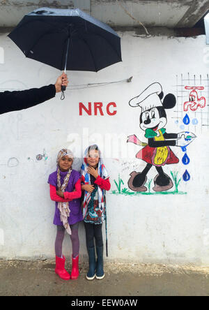 Les enfants dans le camp de réfugiés syriens de Domiz, Erbil, Irak, Kurdistan Banque D'Images