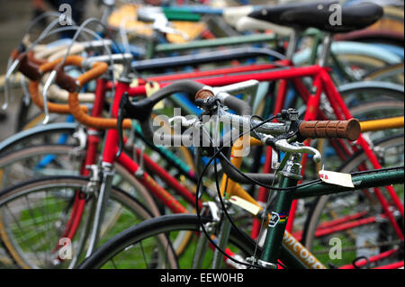 Une rangée de vélos garés à un festival à Londres, Ontario, Canada. Banque D'Images