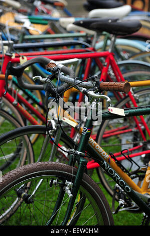 Une rangée de vélos garés à un festival à Londres, Ontario, Canada. Banque D'Images