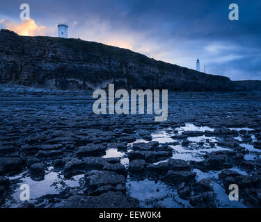 Le phare et la tour sur les falaises de Ogmore au point de Nash, dans le sud du Pays de Galles. Banque D'Images