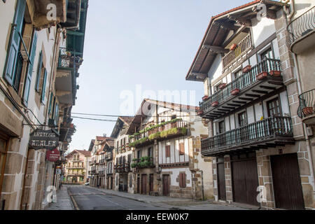 Maisons typiques en Altzate, rue village Bera, Navarre Banque D'Images