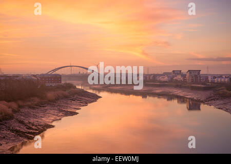 La rivière Usk comme il coule à travers la ville en direction de Newport l'estuaire de la Severn, nouvellement construit des logements peut être vu sur la rivière. Banque D'Images