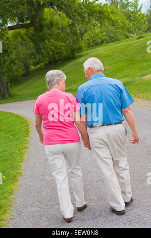 Senior couple walking in park Banque D'Images