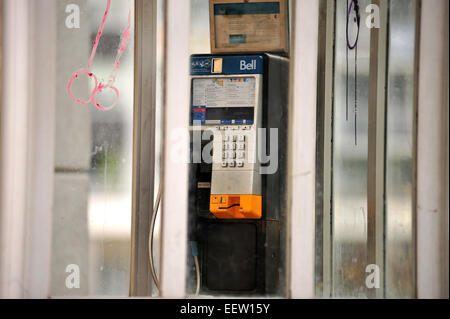 Une boîte de téléphone Bell public vandalisé à London, Ontario, Canada. Banque D'Images