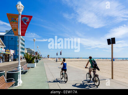 Les cyclistes sur la promenade à Ocean City, Maryland, USA Banque D'Images