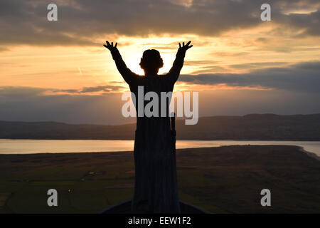 PIC : fichier Limavady, Co Londonderry (Irlande du Nord, Royaume-Uni, la statue de la mer d'Irlande, Dieu Manannan Mac Lir, a été volé la nuit dernière. La statue a été retirée de sa position au point d'observation sur Binevenagh Gortmore montagne près de Limavady, Co Londonderry. La statue, épié et Magilligan à Co Donegal en République d'Irlande et est devenue une attraction touristique populaire sur la célèbre Côte de Causeway. La statue a été créée par le sculpteur, Darren John Sutton, qui a travaillé sur la série TV Game of Thrones. Toutes les photos prises le 17 juillet 2014. Credit : Eoin McConnell/Alamy Live News Banque D'Images