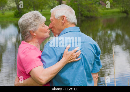 Senior couple kissing Banque D'Images