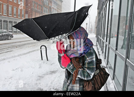 New Haven--Aichatou Awalou de West Haven batailles les forts vents le long de la Rue Chapel downtown de New Haven pendant qu'elle essaye de prendre un bus pendant la tempête samedi. 21/01/12 Banque D'Images