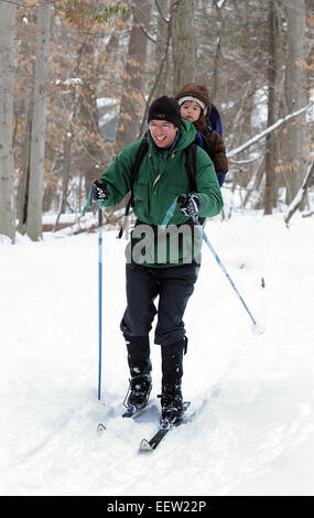 New Haven--Chuck Sindelar bénéficie d'un peu de temps avec sa fille, Maia (2 ans), comme ils piste de ski dans les bois près de Conrad en voiture à New Haven. Qu'ils soient de New Haven. 01/22/12 Banque D'Images