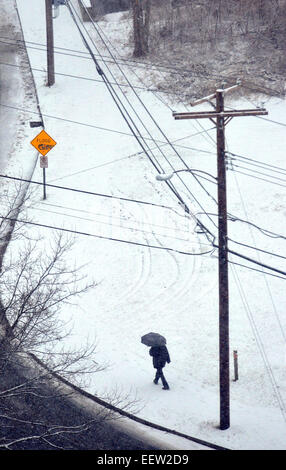 New Haven-- un homme marche près de l'hôtel Bella Vista, logement principal complexe que la neige commence à tomber. Banque D'Images