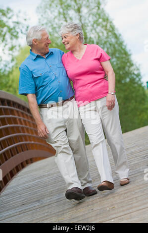 Couple sur un pont pied Banque D'Images