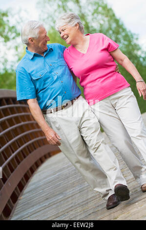 Couple sur un pont pied Banque D'Images