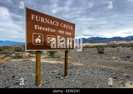Furnace Creek elevation -190 pieds signe, Furnace Creek, la Death Valley National Park, California, USA Banque D'Images