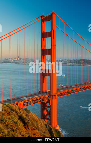 Avis de la batterie Spencer sur le Golden Gate Bridge avec ville en arrière-plan, San Francisco, California, USA Banque D'Images