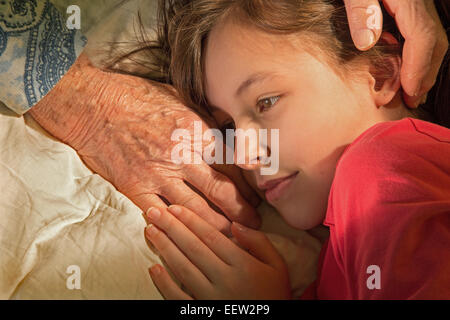 Mains de grand-mère et petite-fille du matin Banque D'Images