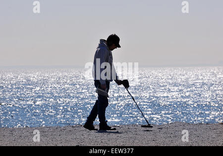 Milford CT USA-- Bill Plantamura jouit de la douceur de l'hiver qu'il utilise son nouveau "jouet", un détecteur de métal, à la Bayview Beach à Milford. Plantamura est de Milford. Banque D'Images