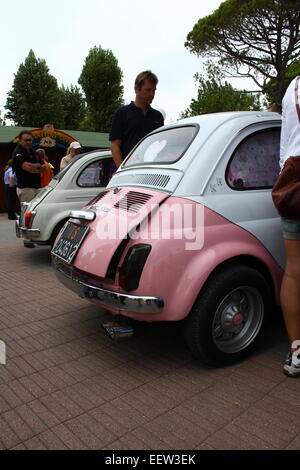 Twotone Fiat 500 rose sur un configurateur dans Cavallino Treporti, Italie Banque D'Images