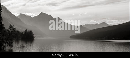 Le lac Medicine, Misty Morning panorama monochrome. Un lac Medicine, soutenu par les hauts sommets sur une paisible matin brumeux Banque D'Images