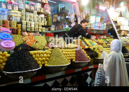 Olives à la vente sur le marché, Meknès, Maroc Banque D'Images