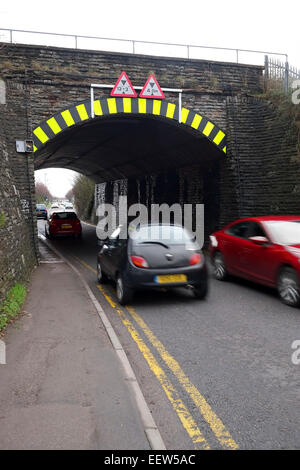 Route étroite faible pont sur Patch Gypsy Lane, à Filton Bristol, Angleterre, le 21 janvier 2015 Banque D'Images