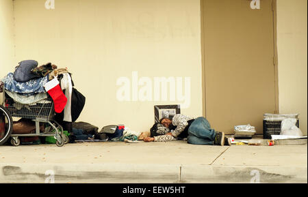 Homeless Man Sleeping on Sidewalk Photographie de Marilyn Monroe Banque D'Images